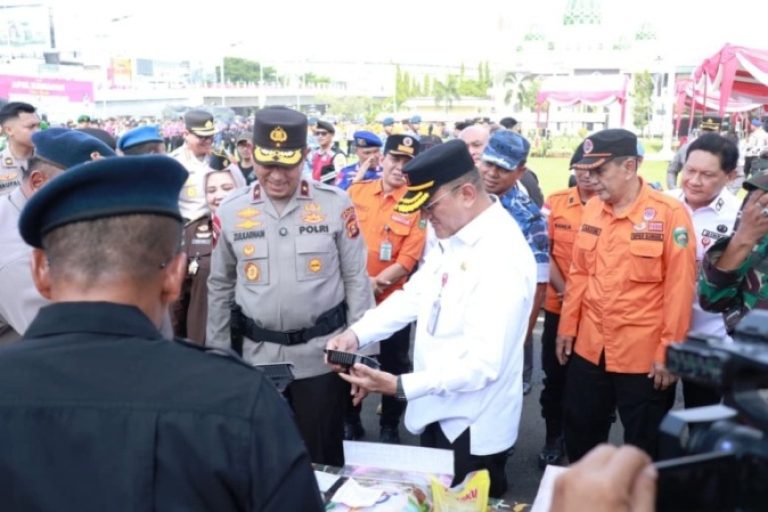 Sekretaris Daerah (Sekda) Provinsi Sumsel, Edward Candra, menghadiri Apel Kesiapan Tanggap Darurat Bencana Hidrometeorologi, yang digelar di Halaman Markas Kepolisian Daerah (Mapolda) Sumsel, pada hari Rabu, tanggal 5 November 2025. (BEKISARMEDIA.ID/SIKUMBANG) Sekretaris Daerah (Sekda) Provinsi Sumsel, Edward Candra, menghadiri Apel Kesiapan Tanggap Darurat Bencana Hidrometeorologi, yang digelar di Halaman Markas Kepolisian Daerah (Mapolda) Sumsel, pada hari Rabu, tanggal 5 November 2025. (BEKISARMEDIA.ID/SIKUMBANG)