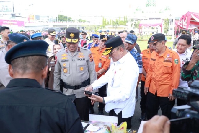 Sekretaris Daerah (Sekda) Provinsi Sumsel, Edward Candra, menghadiri Apel Kesiapan Tanggap Darurat Bencana Hidrometeorologi, yang digelar di Halaman Markas Kepolisian Daerah (Mapolda) Sumsel, pada hari Rabu, tanggal 5 November 2025. (BEKISARMEDIA.ID/SIKUMBANG)