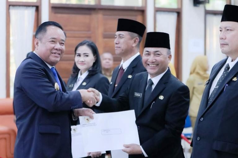 Wakil Gubernur Provinsi Sumatera Selatan, Cik Ujang, melantik Dr. H. Apriyadi Mahmud sebagai Asisten I Bidang Pemerintahan dan Kesejahteraan Rakyat Sekretariat Daerah Provinsi Sumatera Selatan, pada hari Senin, tanggal 3 November 2025. (BEKISARMEDIA.ID/SIKUMBANG)