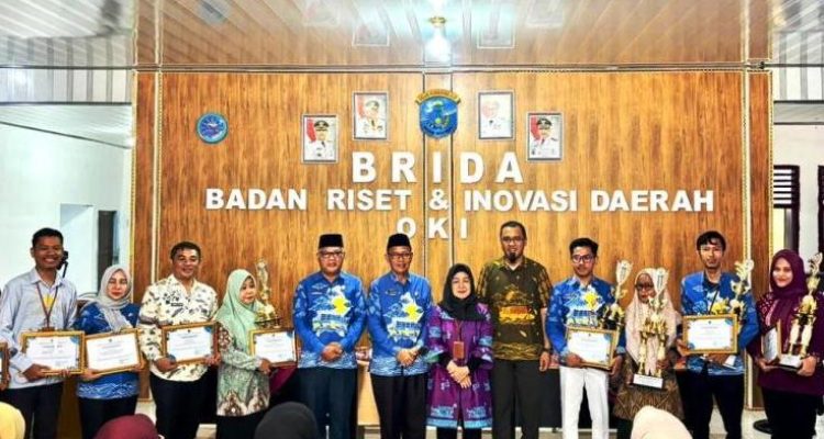 Kepala BRIDA Kabupaten OKI, H. Reswandi, dalam kegiatan Sosialisasi dan Bimbingan Teknis (Bimtek) SINOKI di Aula Kantor Brida OKI, pada hari Kamis, tanggal 30 Oktober 2025. (BEKISARMEDIA.ID/SIKUMBANG)