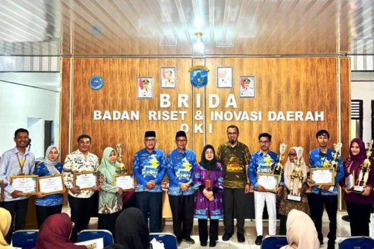 Kepala BRIDA Kabupaten OKI, H. Reswandi, dalam kegiatan Sosialisasi dan Bimbingan Teknis (Bimtek) SINOKI di Aula Kantor Brida OKI, pada hari Kamis, tanggal 30 Oktober 2025. (BEKISARMEDIA.ID/SIKUMBANG)