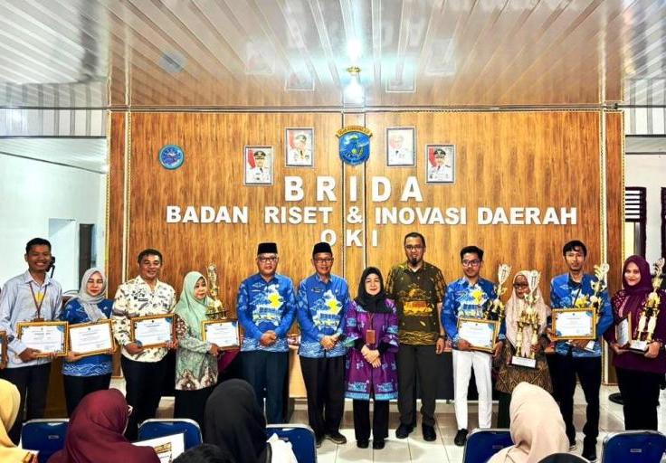 Kepala BRIDA Kabupaten OKI, H. Reswandi, dalam kegiatan Sosialisasi dan Bimbingan Teknis (Bimtek) SINOKI di Aula Kantor Brida OKI, pada hari Kamis, tanggal 30 Oktober 2025. (BEKISARMEDIA.ID/SIKUMBANG)