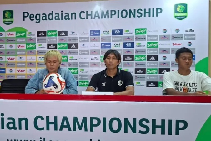 Pelatih Sriwijaya FC di Pegadaian Championship Musim 2025/2025, Budi Sudarsono, saat memberikan keterangan kepada wartawan. (BEKISARMEDIA.ID/SIKUMBANG)