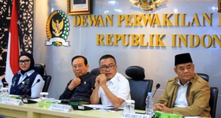 Badan Urusan Legislasi Daerah (BULD) Dewan Perwakilan Daerah (DPD) Republik Indonesia (RI) menggelar Rapat Dengar Pendapat Umum (RDPU) bersama Asosiasi Pemerintah Kabupaten Seluruh Indonesia (APKASI), Asosiasi Pemerintah Desa Seluruh Indonesia (APDESI), organisasi Desa Bersatu, serta pakar pemerintahan desa. (BEKISARMEDIA.ID/MARWAH HAYATI)