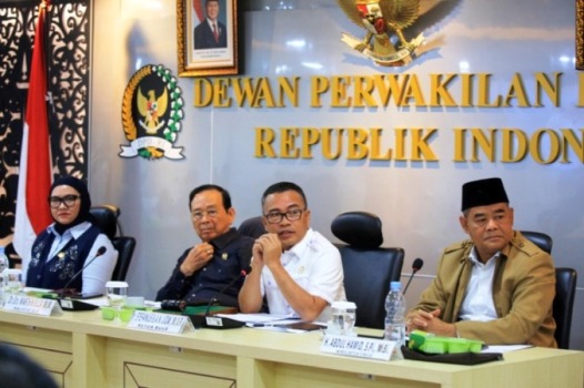 Badan Urusan Legislasi Daerah (BULD) Dewan Perwakilan Daerah (DPD) Republik Indonesia (RI) menggelar Rapat Dengar Pendapat Umum (RDPU) bersama Asosiasi Pemerintah Kabupaten Seluruh Indonesia (APKASI), Asosiasi Pemerintah Desa Seluruh Indonesia (APDESI), organisasi Desa Bersatu, serta pakar pemerintahan desa. (BEKISARMEDIA.ID/MARWAH HAYATI)
