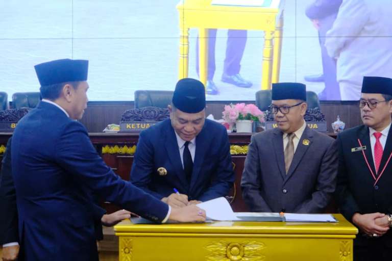 Bupati Kabupaten Musi Banyuasin, M. Toha, menandatangani dan menyepakati Kebijakan Umum Anggaran (KUA) serta Prioritas dan Plafon Anggaran Sementara (PPAS) Rancangan APBD Kabupaten Muba Tahun Anggaran 2026. (BEKISARMEDIA.ID/SIKUMBANG)