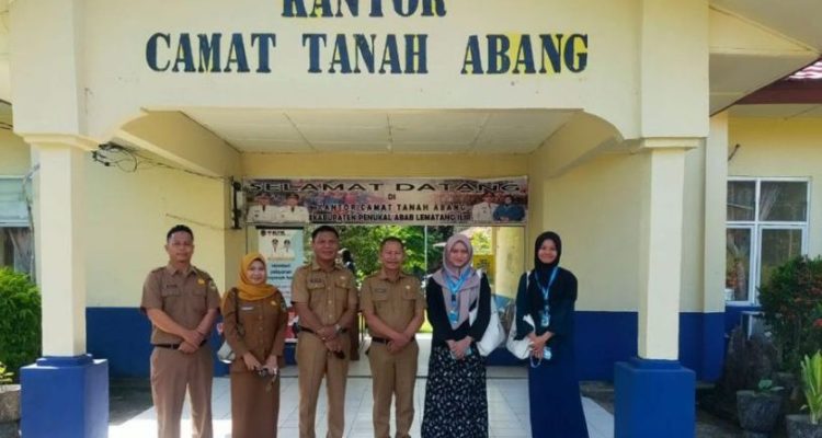 Dinas Pemberdayaan Masyarakat dan Desa Kabupaten Penukal Abab Lematang Ilir melakukan sinergi dengan Tim Peneliti dari Institut Pertanian Bogor dan Kementerian Transmigrasi dalam rangka survei komoditi unggulan dan pengembangan kawasan transmigrasi. (BEKISARMEDIA.ID/RASTI)