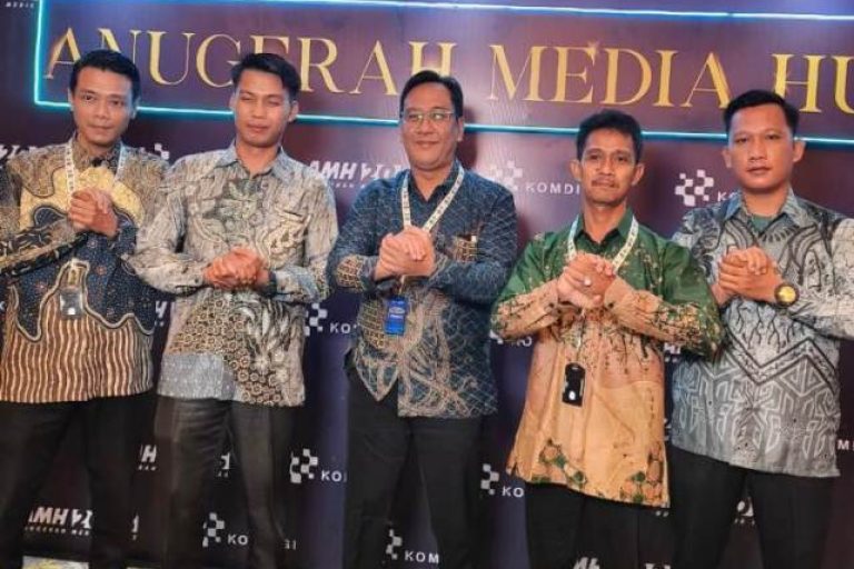 Pelaksana Tugas (Plt) Kepala Dinas Komunikasi dan Informatika (Kominfo) Kabupaten Musi Banyuasin (Muba), Daud Amri, menghadiri Malam Anugerah Media Humas (AMH) Indonesia tahun 2025, yang digelar di Hotel Borobudur, Jakarta Pusat, Rabu, tanggal 12 November 2025. (BEKISARMEDIA.ID/SIKUMBANG) Pelaksana Tugas (Plt) Kepala Dinas Komunikasi dan Informatika (Kominfo) Kabupaten Musi Banyuasin (Muba), Daud Amri, menghadiri Malam Anugerah Media Humas (AMH) Indonesia tahun 2025, yang digelar di Hotel Borobudur, Jakarta Pusat, Rabu, tanggal 12 November 2025. (BEKISARMEDIA.ID/SIKUMBANG)
