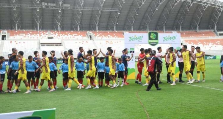 anak-anak Sekolah Sepak Bola (SSB) Palembang Soccer Skills (PSS) dipercaya menjadi player escort dalam pertandingan sesama tim asal Sumatera Selatan (Sumsel) antara Sumsel United dan Sriwijaya FC di Stadion Gelora Sriwijaya Jakabaring, Palembang, pada hari Minggu, tanggal 2 November 2025. (BEKISARMEDIA.ID/TRI)