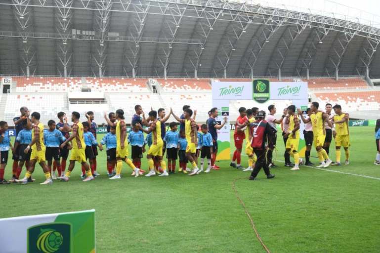 anak-anak Sekolah Sepak Bola (SSB) Palembang Soccer Skills (PSS) dipercaya menjadi player escort dalam pertandingan sesama tim asal Sumatera Selatan (Sumsel) antara Sumsel United dan Sriwijaya FC di Stadion Gelora Sriwijaya Jakabaring, Palembang, pada hari Minggu, tanggal 2 November 2025. (BEKISARMEDIA.ID/TRI)