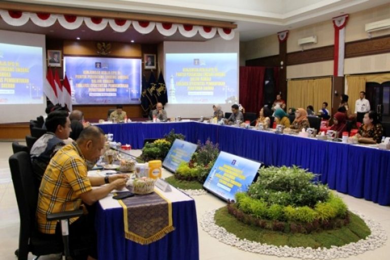 Panitia Perancang Undang-Undang (PPUU) Dewan Perwakilan Daerah (DPD) Republik Indonesia (RI) melaksanakan kunjungan kerja ke Kantor Wilayah (Kanwil) Kementerian Hukum (Kemenkum) Daerah Istimewa Yogyakarta (DIY), dalam rangka evaluasi efektivitas pembentukan Peraturan Daerah, pada hari Kamis, tanggal 6 November 2025. (BEKISARMEDIA.ID/SIKUMBANG) Panitia Perancang Undang-Undang (PPUU) Dewan Perwakilan Daerah (DPD) Republik Indonesia (RI) melaksanakan kunjungan kerja ke Kantor Wilayah (Kanwil) Kementerian Hukum (Kemenkum) Daerah Istimewa Yogyakarta (DIY), dalam rangka evaluasi efektivitas pembentukan Peraturan Daerah, pada hari Kamis, tanggal 6 November 2025. (BEKISARMEDIA.ID/SIKUMBANG)