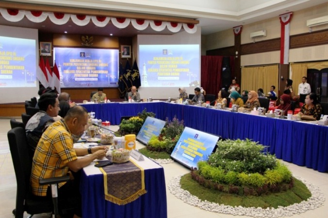Panitia Perancang Undang-Undang (PPUU) Dewan Perwakilan Daerah (DPD) Republik Indonesia (RI) melaksanakan kunjungan kerja ke Kantor Wilayah (Kanwil) Kementerian Hukum (Kemenkum) Daerah Istimewa Yogyakarta (DIY), dalam rangka evaluasi efektivitas pembentukan Peraturan Daerah, pada hari Kamis, tanggal 6 November 2025. (BEKISARMEDIA.ID/SIKUMBANG)