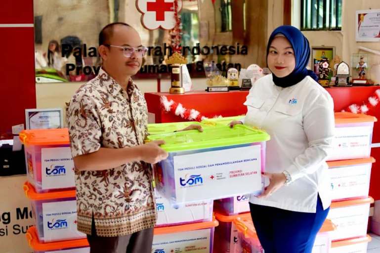 Assistant Manager Humas, Publikasi dan Dokumentasi PT. Tirta Sriwijaya Maju, Gresscia Namira, menyerahkan secara simbolis 20 paket Family Kit kepada Kepala Markas Palang Merah Indonesia Provinsi Sumatera Selatan yang bisa digunakan oleh warga terdampak bencana, pada hari Selasa, tanggal 18 November 2025. (BEKISARMEDIA.ID/SIKUMBANG)