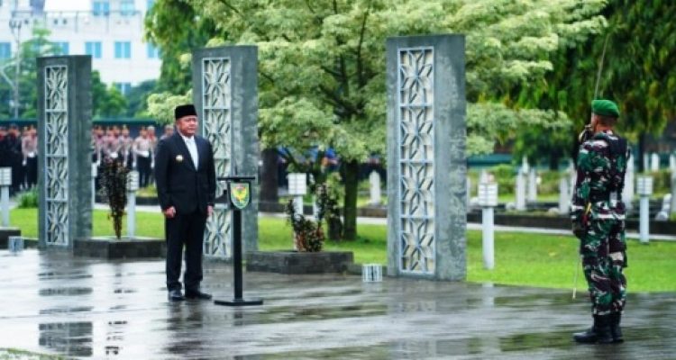 Gubernur Provinsi Sumatera Selatan (Sumsel), Herman Deru, memimpin Upacara Peringatan Hari Pahlawan yang berlangsung di Taman Makam Pahlawan Ksatria Ksetra Siguntang, Palembang, pada hari Senin, tanggal 10 November 2025. (BEKISARMEDIA.ID/SIKUMBANG)