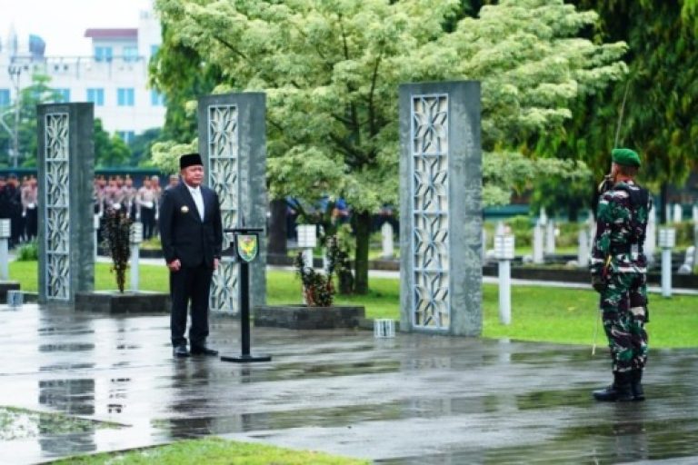 herman deru Gubernur Provinsi Sumatera Selatan (Sumsel), Herman Deru, memimpin Upacara Peringatan Hari Pahlawan yang berlangsung di Taman Makam Pahlawan Ksatria Ksetra Siguntang, Palembang, pada hari Senin, tanggal 10 November 2025. (BEKISARMEDIA.ID/SIKUMBANG)