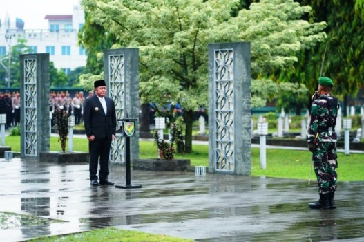 Gubernur Provinsi Sumatera Selatan (Sumsel), Herman Deru, memimpin Upacara Peringatan Hari Pahlawan yang berlangsung di Taman Makam Pahlawan Ksatria Ksetra Siguntang, Palembang, pada hari Senin, tanggal 10 November 2025. (BEKISARMEDIA.ID/SIKUMBANG)