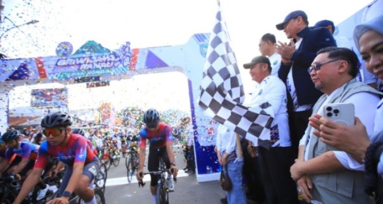 Gubernur Provinsi Sumatera Selatan (Sumsel), Herman Deru, bersama Bupati Kabupaten Ogan Komering Ulu (OKU) Selatan, Abusama, resmi melepas 1.863 peserta Sriwijaya Ranau Gran Fondo (SRGF) tahun 2025, di Plaza Icon Danau Ranau, Kecamatan Banding Agung, pada hari Sabtu, tanggal 15 November 2025. foto : Tim Media Pemprov Sumsel)