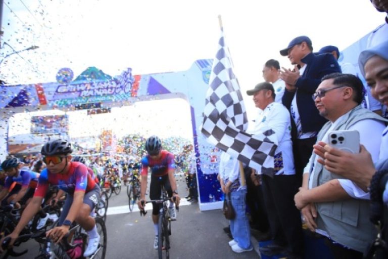 Gubernur Provinsi Sumatera Selatan (Sumsel), Herman Deru, bersama Bupati Kabupaten Ogan Komering Ulu (OKU) Selatan, Abusama, resmi melepas 1.863 peserta Sriwijaya Ranau Gran Fondo (SRGF) tahun 2025, di Plaza Icon Danau Ranau, Kecamatan Banding Agung, pada hari Sabtu, tanggal 15 November 2025. foto : Tim Media Pemprov Sumsel)