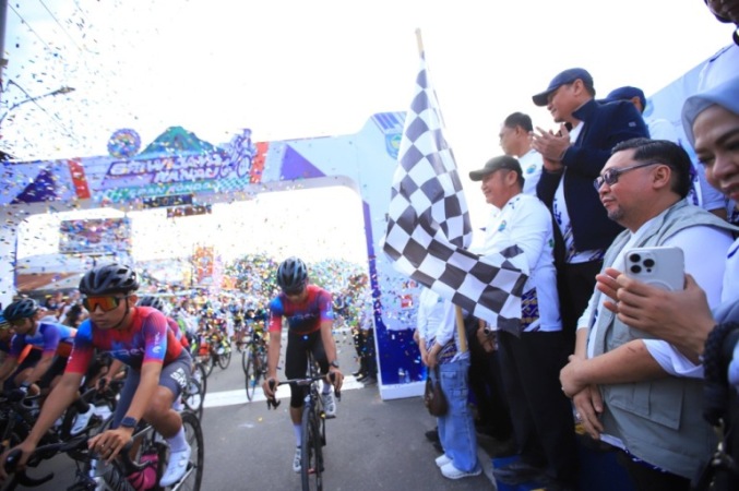 Gubernur Provinsi Sumatera Selatan (Sumsel), Herman Deru, bersama Bupati Kabupaten Ogan Komering Ulu (OKU) Selatan, Abusama, resmi melepas 1.863 peserta Sriwijaya Ranau Gran Fondo (SRGF) tahun 2025, di Plaza Icon Danau Ranau, Kecamatan Banding Agung, pada hari Sabtu, tanggal 15 November 2025. foto : Tim Media Pemprov Sumsel)