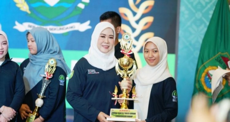 Ketua TP PKK Provinsi Sumatera Selatan, Hj. Febrita Lustia, menghadiri peringatan Hari Lingkungan Hidup Sedunia tahun 2025 tingkat Provinsi Sumsel, yang digelar di Kebon Gede Hall Palembang, pada hari Selasa, tanggal 11 November 2025. (BEKISARMEDIA.ID/SIKUMBANG)