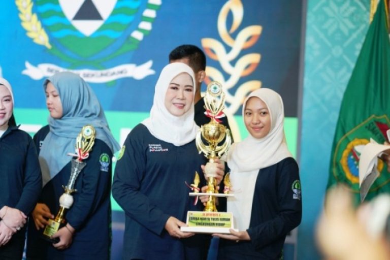 Ketua TP PKK Provinsi Sumatera Selatan, Hj. Febrita Lustia, menghadiri peringatan Hari Lingkungan Hidup Sedunia tahun 2025 tingkat Provinsi Sumsel, yang digelar di Kebon Gede Hall Palembang, pada hari Selasa, tanggal 11 November 2025. (BEKISARMEDIA.ID/SIKUMBANG) Ketua TP PKK Provinsi Sumatera Selatan, Hj. Febrita Lustia, menghadiri peringatan Hari Lingkungan Hidup Sedunia tahun 2025 tingkat Provinsi Sumsel, yang digelar di Kebon Gede Hall Palembang, pada hari Selasa, tanggal 11 November 2025. (BEKISARMEDIA.ID/SIKUMBANG)