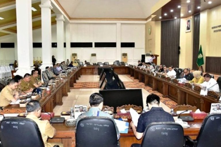 Badan Anggaran (Banggar) Dewan Perwakilan Rakyat Daerah (DPRD) Provinsi Sumatera Selatan (Sumsel) menggelar rapat bersama Tim Anggaran Pemerintah Daerah (TAPD) dan Inspektorat, pada hari Selasa, tanggal 12 Agustus 2025. (BEKISARMEDIA.ID/SIKUMBANG)