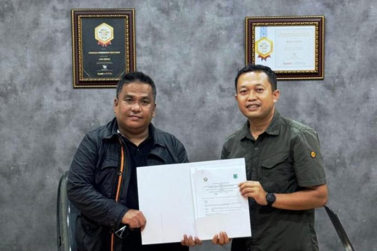 Kepala Dinas Tenaga Kerja dan Transmigrasi Kabupaten Musi Banyuasin, Herryandi Sinulingga, bersama perwakilan AKPY-STIPER, Arief Panca Putra, setelah penjajakan kerja sama. (BEKISARMEDIA.ID/SIKUMBANG) Kepala Dinas Tenaga Kerja dan Transmigrasi Kabupaten Musi Banyuasin, Herryandi Sinulingga, bersama perwakilan AKPY-STIPER, Arief Panca Putra, setelah penjajakan kerja sama. (BEKISARMEDIA.ID/SIKUMBANG)