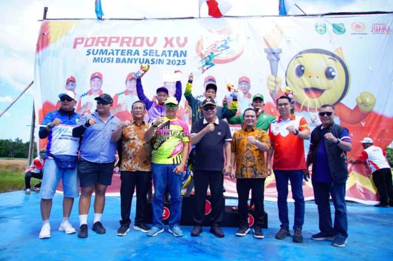 Bupati Kabupaten Musi Banyuasin, M. Toha, bersama atlet yang mengikuti Pekan Olahraga Provinsi Sumatera Selatan Tahun 2025. (BEKISARMEDIA.ID/SIKUMBANG)