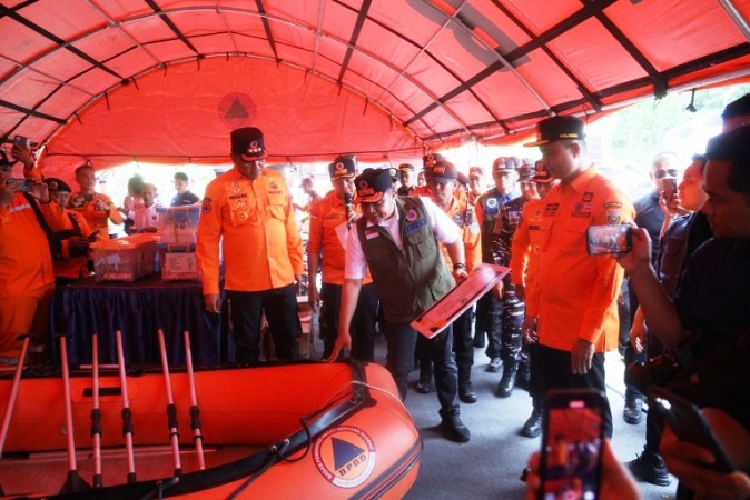 Gubernur Provinsi Sumatera Selatan, Herman Deru, memimpin langsung Apel Gelar Pasukan dan Simulasi Penanggulangan Banjir Provinsi Sumsel Tahun 2025, yang digelar di Lapangan AURI Banding Agung, Kabupaten OKU Selatan, pada hari Jum'at, tanggal 14 November 2025. (BEKISARMEDIA.ID/SIKUMBANG)