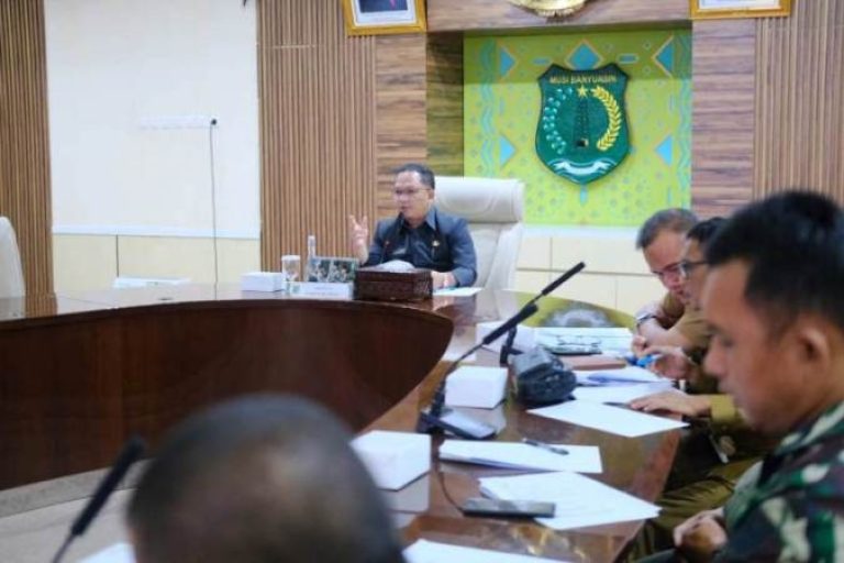 Asisten Pemerintahan dan Kesejahteraan Rakyat Sekretariat Daerah (Setda), Ardiansyah, memimpin rapatpersiapan peringatan Hari Pahlawan Tahun 2025. Rapat koordinasi digelar di Ruang Rapat Serasan Sekate, pada hari Selasa, 4 November 2025. (BEKISARMEDIA.ID/SIKUMBANG) Asisten Pemerintahan dan Kesejahteraan Rakyat Sekretariat Daerah (Setda), Ardiansyah, memimpin rapatpersiapan peringatan Hari Pahlawan Tahun 2025. Rapat koordinasi digelar di Ruang Rapat Serasan Sekate, pada hari Selasa, 4 November 2025. (BEKISARMEDIA.ID/SIKUMBANG)