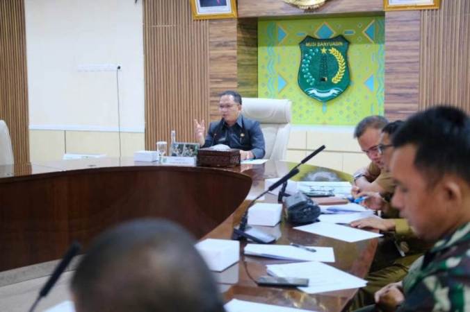 Asisten Pemerintahan dan Kesejahteraan Rakyat Sekretariat Daerah (Setda), Ardiansyah, memimpin rapatpersiapan peringatan Hari Pahlawan Tahun 2025. Rapat koordinasi digelar di Ruang Rapat Serasan Sekate, pada hari Selasa, 4 November 2025. (BEKISARMEDIA.ID/SIKUMBANG)