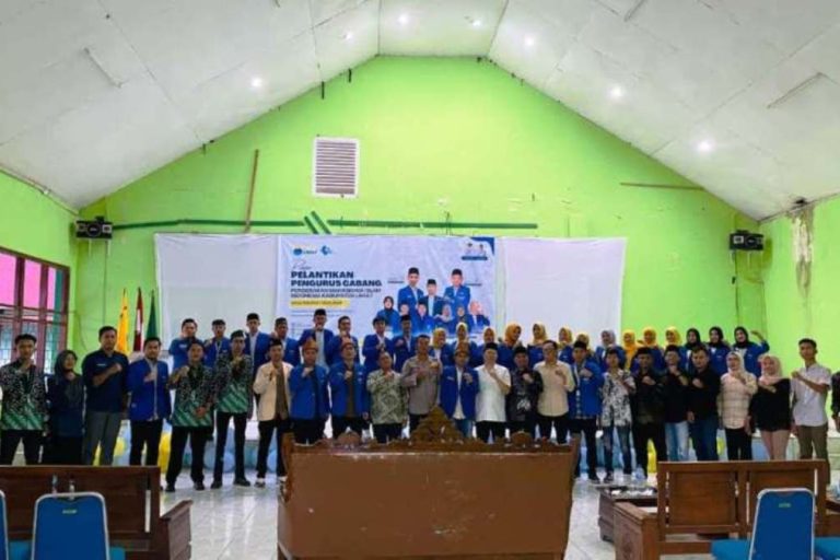 Prosesi pelantikan pengurus PC PMII Lahat periode 2025-2026 oleh PB PMII di Aula MAN 1 Lahat