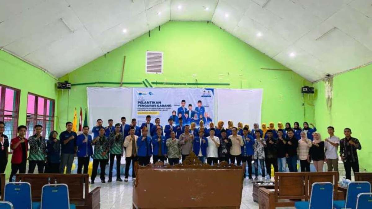 Prosesi pelantikan pengurus PC PMII Lahat periode 2025-2026 oleh PB PMII di Aula MAN 1 Lahat