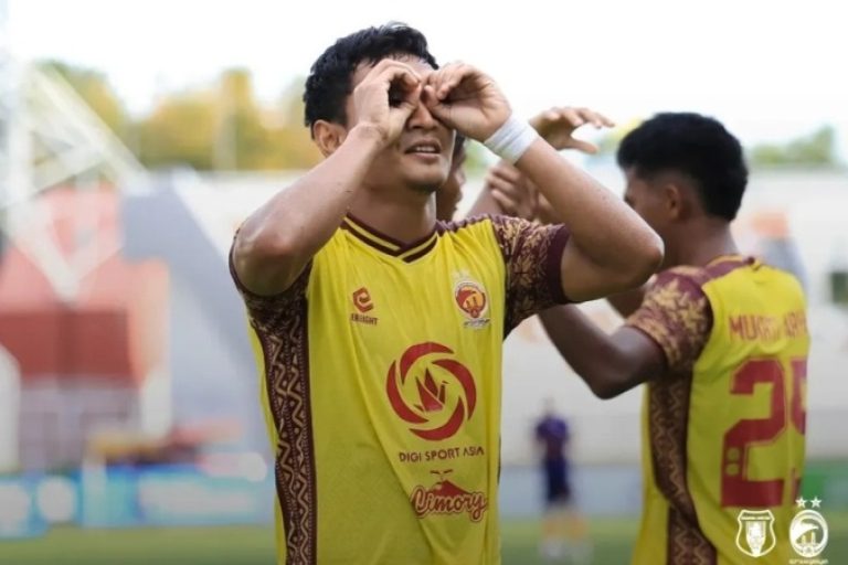 Pemain Sriwijaya FC, Vieri Donny Arianto, melakukan selebrasi setelah berhasil menciptakan gol ke gawang Sumsel United, pada hari Minggu, tanggal 2 November 2025, di Stadion Gelora Sriwijaya Jakabaring, Palembang. (BEKISARMEDIA.ID/TRI)