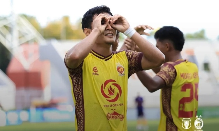 Pemain Sriwijaya FC, Vieri Donny Arianto, melakukan selebrasi setelah berhasil menciptakan gol ke gawang Sumsel United, pada hari Minggu, tanggal 2 November 2025, di Stadion Gelora Sriwijaya Jakabaring, Palembang. (BEKISARMEDIA.ID/TRI)