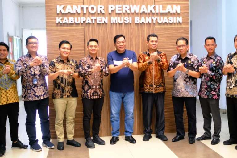Bupati Muba, M. Toha, saat menerima audiensi jajaran PT PLN UIP Sumatera Bagian Selatan (Persero) di Kantor Perwakilan Pemkab Muba, Palembang, pada hari Kamis, tanggal 6 November 2025. (BEKISARMEDIA.ID/SIKUMBANG)