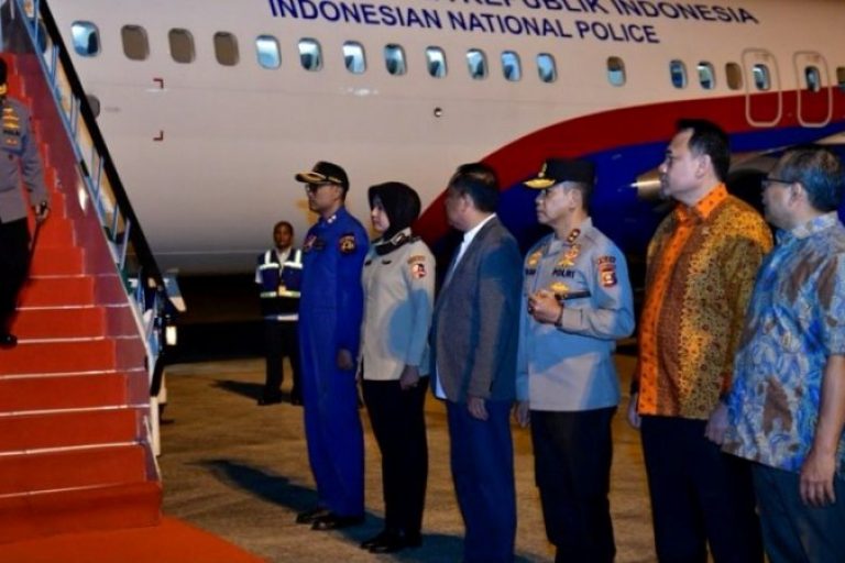 Kedatangan Kepala Kepolisian Republik Indonesia (Kapolri), Jenderal Polisi Drs. Listyo Sigit Prabowo, di Palembang, disambut langsung oleh jajaran Forum Koordinasi Pimpinan Daerah (Forkopimda) Provinsi Sumatera Selatan. (BEKISARMEDIA.ID/SIKUMBANG)