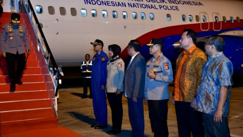 Kedatangan Kepala Kepolisian Republik Indonesia (Kapolri), Jenderal Polisi Drs. Listyo Sigit Prabowo, di Palembang, disambut langsung oleh jajaran Forum Koordinasi Pimpinan Daerah (Forkopimda) Provinsi Sumatera Selatan. (BEKISARMEDIA.ID/SIKUMBANG)