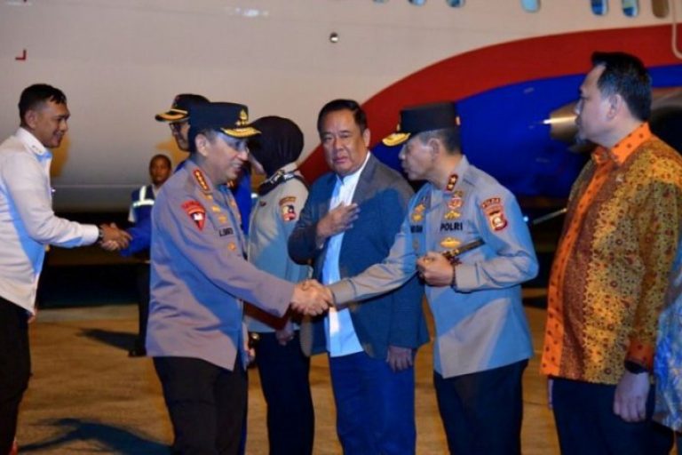 Kedatangan Kepala Kepolisian Republik Indonesia (Kapolri), Jenderal Polisi Drs. Listyo Sigit Prabowo, di Palembang, disambut langsung oleh jajaran Forum Koordinasi Pimpinan Daerah (Forkopimda) Provinsi Sumatera Selatan. (BEKISARMEDIA.ID/SIKUMBANG)