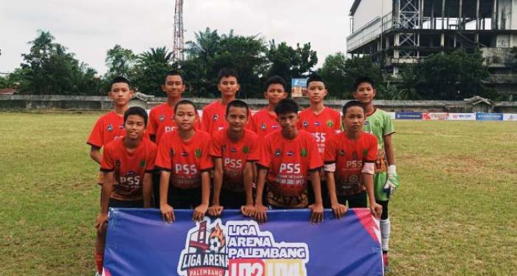 Pemain dari Tim Palembang Soccer Skilss foto bersama sebelum pertandingan melawan Persemal di Liga Arena pada hari Sabtu, tanggal 15 November 2025, di Stadion Kamboja, Palembang. (BEKISARMEDIA.ID/TRI RICKI)