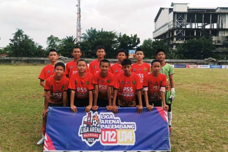 Pemain dari Tim Palembang Soccer Skilss foto bersama sebelum pertandingan melawan Persemal di Liga Arena pada hari Sabtu, tanggal 15 November 2025, di Stadion Kamboja, Palembang. (BEKISARMEDIA.ID/TRI RICKI)