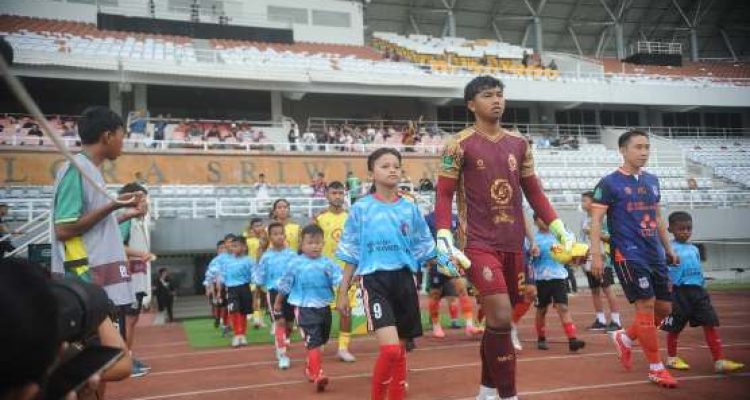 Pemain Sumsel United dan Sriwijaya FC memasuki lapangan Stadion Gelora Sriwijaya Jakabaring, Palembang, pada pertandingan ke delapan Pegadaian Championship Musim 2025/2026, hari Minggu, tanggal 2 November 2025. (BEKISARMEDIA.ID/TRI)