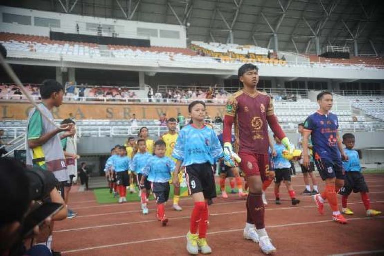 Pemain Sumsel United dan Sriwijaya FC memasuki lapangan Stadion Gelora Sriwijaya Jakabaring, Palembang, pada pertandingan ke delapan Pegadaian Championship Musim 2025/2026, hari Minggu, tanggal 2 November 2025. (BEKISARMEDIA.ID/TRI)