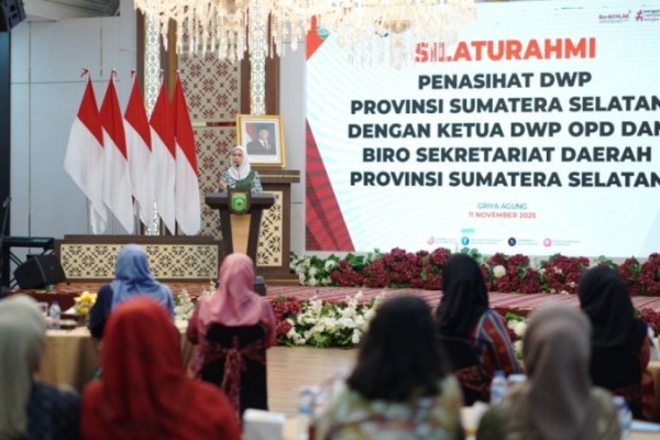 Ketua TP PKK Provinsi Sumatera Selatan (Sumsel) sekaligus Penasihat Dharma Wanita Persatuan (DWP) Sumsel, Hj. Febrita Lustia, saat menghadiri silaturahmi bersama para Ketua DWP dari Organisasi Perangkat Daerah (OPD) dan Biro di lingkungan Sekretariat Daerah (Setda) Provinsi Sumatera Selatan, yang digelar di Griya Agung Palembang, pada hari Selasa, tanggal 11 November 2025. (BEKISARMEDIA.ID/SIKUMBANG)