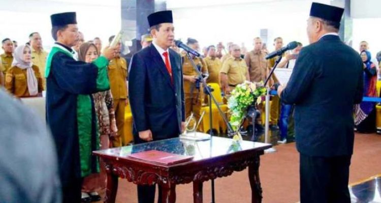 Bupati Kabupaten Musi Banyuasin (Muba), M. Toha, secara resmi melantik Syafaruddin sebagai Penjabat (Pj.) Sekretaris Daerah (Sekda) Kabupaten Muba, dalam pelantikan yang digelar di Pendopoan Griya Bumi Serasan Sekate, pada hari Selasa, tanggal 11 November 2025. (BEKISARMEDIA.ID/SIKUMBANG)