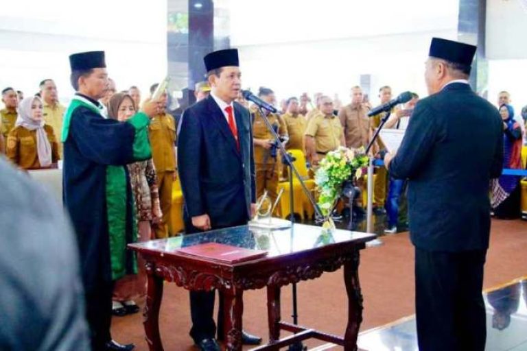Bupati Kabupaten Musi Banyuasin (Muba), M. Toha, secara resmi melantik Syafaruddin sebagai Penjabat (Pj.) Sekretaris Daerah (Sekda) Kabupaten Muba, dalam pelantikan yang digelar di Pendopoan Griya Bumi Serasan Sekate, pada hari Selasa, tanggal 11 November 2025. (BEKISARMEDIA.ID/SIKUMBANG) Bupati Kabupaten Musi Banyuasin (Muba), M. Toha, secara resmi melantik Syafaruddin sebagai Penjabat (Pj.) Sekretaris Daerah (Sekda) Kabupaten Muba, dalam pelantikan yang digelar di Pendopoan Griya Bumi Serasan Sekate, pada hari Selasa, tanggal 11 November 2025. (BEKISARMEDIA.ID/SIKUMBANG)