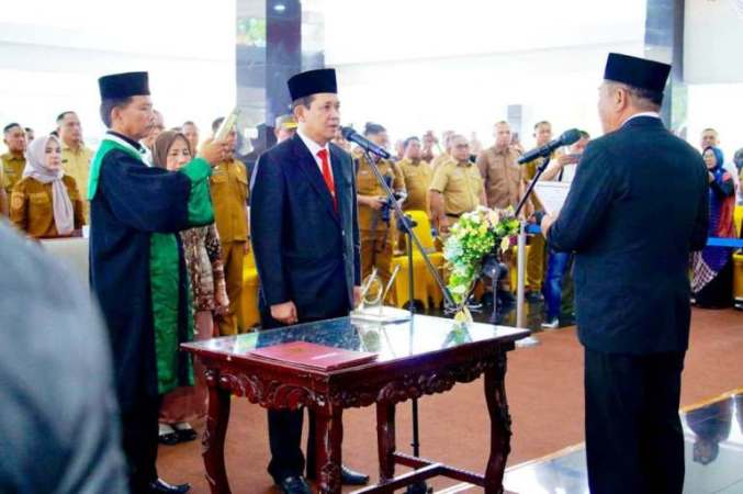 Bupati Kabupaten Musi Banyuasin (Muba), M. Toha, secara resmi melantik Syafaruddin sebagai Penjabat (Pj.) Sekretaris Daerah (Sekda) Kabupaten Muba, dalam pelantikan yang digelar di Pendopoan Griya Bumi Serasan Sekate, pada hari Selasa, tanggal 11 November 2025. (BEKISARMEDIA.ID/SIKUMBANG)