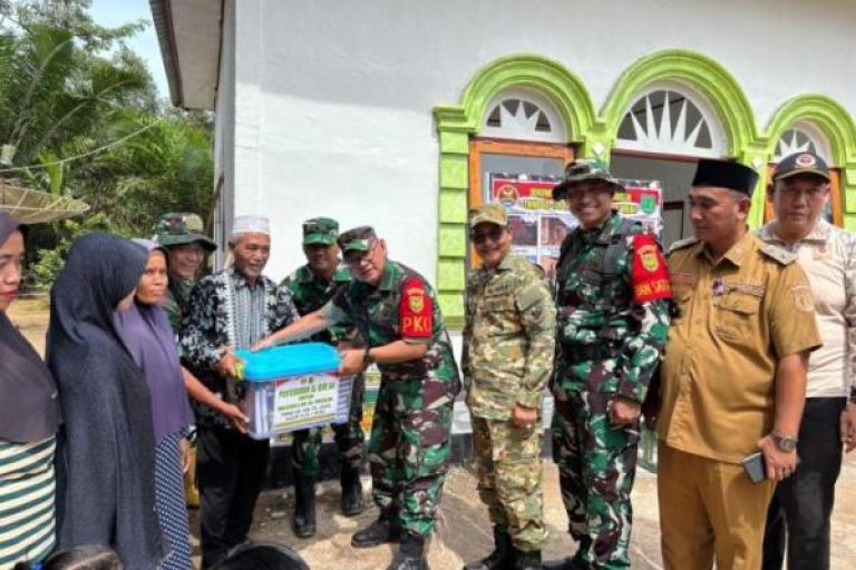 Program TNI Manunggal Membangun Desa (TMMD) ke-126 Tahun Anggaran 2025, resmi ditutup di Lapangan Masjid Al Muhajirin, Desa Pinang Banjar, Kecamatan Sungai Lilin. (BEKISARMEDIA.ID/SIKUMBANG) Program TNI Manunggal Membangun Desa (TMMD) ke-126 Tahun Anggaran 2025, resmi ditutup di Lapangan Masjid Al Muhajirin, Desa Pinang Banjar, Kecamatan Sungai Lilin. (BEKISARMEDIA.ID/SIKUMBANG)