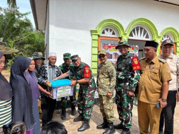 Program TNI Manunggal Membangun Desa (TMMD) ke-126 Tahun Anggaran 2025, resmi ditutup di Lapangan Masjid Al Muhajirin, Desa Pinang Banjar, Kecamatan Sungai Lilin. (BEKISARMEDIA.ID/SIKUMBANG)