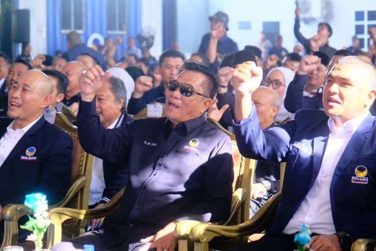 Ketua Dewan Pimpinan Daerah (DPD) Partai Nasional Demokrat (NasDem) Kabupaten Musi Banyuasin (Muba), M. Toha, menghadiri secara langsung Pelantikan 14 DPD Partai NasDem se Sumatera Selatan (Sumsel), di Kantor Dewan Pimpinan Wilayah (DPW) Partai NasDem Sumsel, di Palembang, hari Sabtu, tanggal 22 November 2025. (BEKISARMEDIA.ID/SIKUMBANG)